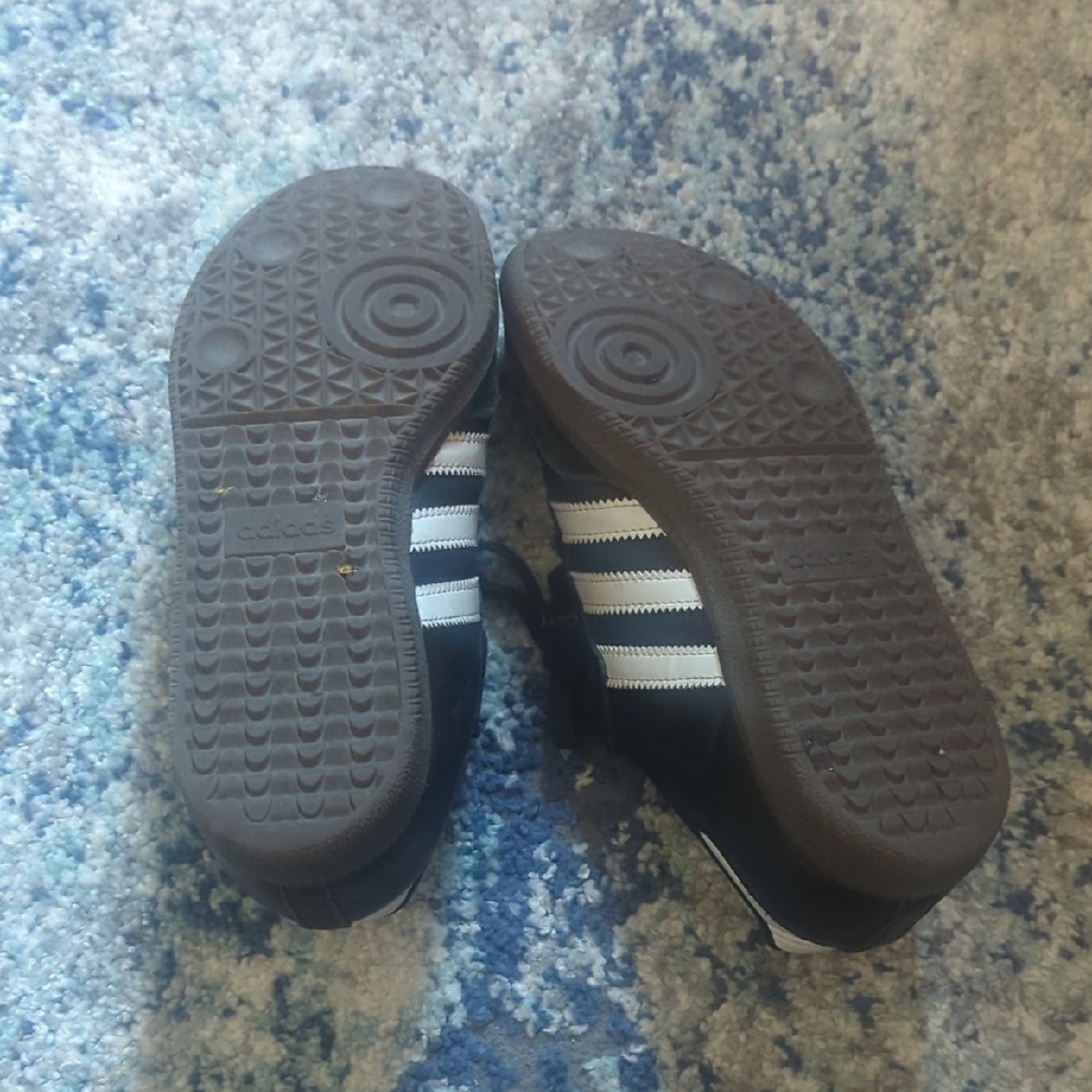 🌸 Absolutely Final Drop🌸 Adidas Kids Black and White Sambas - Picture 6 of 10